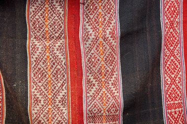 Pisac, genellikle geleneksel İnka teknikleri kullanılarak yapılan yüksek kaliteli dokuma ve renkli tekstil ürünleriyle tanınır..