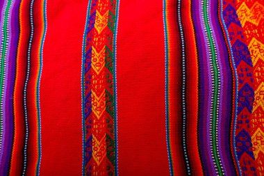 Pisac, genellikle geleneksel İnka teknikleri kullanılarak yapılan yüksek kaliteli dokuma ve renkli tekstil ürünleriyle tanınır..