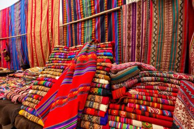 Pisac, genellikle geleneksel İnka teknikleri kullanılarak yapılan yüksek kaliteli dokuma ve renkli tekstil ürünleriyle tanınır..