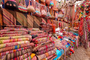 Pisac, genellikle geleneksel İnka teknikleri kullanılarak yapılan yüksek kaliteli dokuma ve renkli tekstil ürünleriyle tanınır..