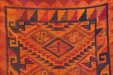 Pisac, genellikle geleneksel İnka teknikleri kullanılarak yapılan yüksek kaliteli dokuma ve renkli tekstil ürünleriyle tanınır..