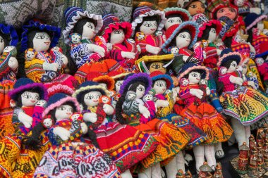Pisac, genellikle geleneksel İnka teknikleri kullanılarak yapılan yüksek kaliteli dokuma ve renkli tekstil ürünleriyle tanınır..