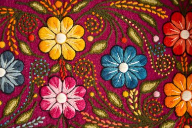 Pisac, genellikle geleneksel İnka teknikleri kullanılarak yapılan yüksek kaliteli dokuma ve renkli tekstil ürünleriyle tanınır..