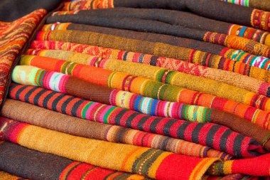 Pisac, genellikle geleneksel İnka teknikleri kullanılarak yapılan yüksek kaliteli dokuma ve renkli tekstil ürünleriyle tanınır..