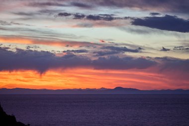 Titicaca Gölü Suasi Adası 'nın gizli taşını keşfetmek. Doğanın sükunetle buluştuğu huzurlu bir kaçış, nefes kesici manzaralar sunuyor ve Peru 'nun zengin kültürüne bir göz atıyor.