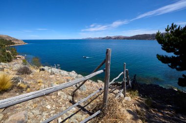 Titicaca Gölü Suasi Adası 'nın gizli taşını keşfetmek. Doğanın sükunetle buluştuğu huzurlu bir kaçış, nefes kesici manzaralar sunuyor ve Peru 'nun zengin kültürüne bir göz atıyor.