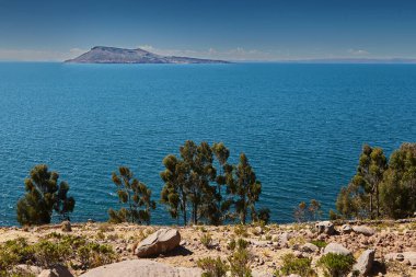 Titicaca Gölü Suasi Adası 'nın gizli taşını keşfetmek. Doğanın sükunetle buluştuğu huzurlu bir kaçış, nefes kesici manzaralar sunuyor ve Peru 'nun zengin kültürüne bir göz atıyor.
