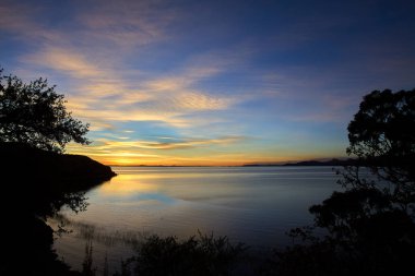 Titicaca Gölü Suasi Adası 'nın gizli taşını keşfetmek. Doğanın sükunetle buluştuğu huzurlu bir kaçış, nefes kesici manzaralar sunuyor ve Peru 'nun zengin kültürüne bir göz atıyor.