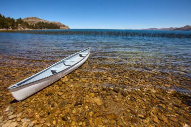 Titicaca Gölü Suasi Adası 'nın gizli taşını keşfetmek. Doğanın sükunetle buluştuğu huzurlu bir kaçış, nefes kesici manzaralar sunuyor ve Peru 'nun zengin kültürüne bir göz atıyor.