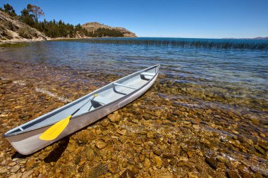 Titicaca Gölü Suasi Adası 'nın gizli taşını keşfetmek. Doğanın sükunetle buluştuğu huzurlu bir kaçış, nefes kesici manzaralar sunuyor ve Peru 'nun zengin kültürüne bir göz atıyor.