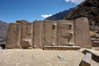 Ollantaytambo, İnka mimarisinin bir başyapıtıdır. Kale ve tapınakları inşa etmek için kullanılan devasa taşlar, 6 kilometre uzaktaki bir taş ocağından, tarihçileri ve mühendisleri şaşırtmaya devam eden Urubamba Rivera 'nın karşısına taşındı. 