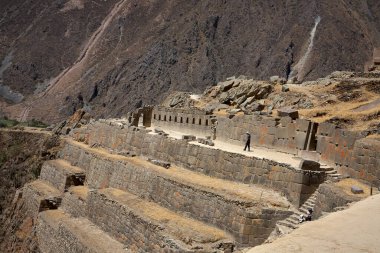 Ollantaytambo, İnka mimarisinin bir başyapıtıdır. Kale ve tapınakları inşa etmek için kullanılan devasa taşlar, 6 kilometre uzaktaki bir taş ocağından, tarihçileri ve mühendisleri şaşırtmaya devam eden Urubamba Rivera 'nın karşısına taşındı. 