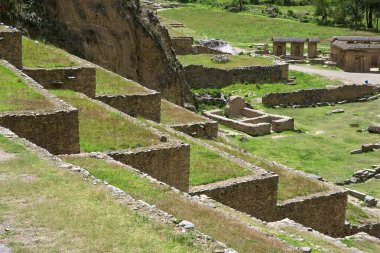 Ollantaytambo, İnka mimarisinin bir başyapıtıdır. Kale ve tapınakları inşa etmek için kullanılan devasa taşlar, 6 kilometre uzaktaki bir taş ocağından, tarihçileri ve mühendisleri şaşırtmaya devam eden Urubamba Rivera 'nın karşısına taşındı. 