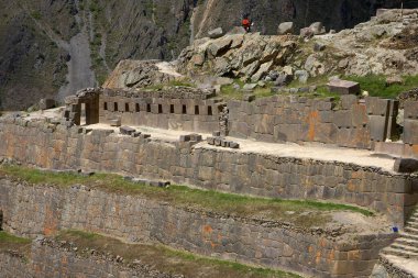 Ollantaytambo, İnka mimarisinin bir başyapıtıdır. Kale ve tapınakları inşa etmek için kullanılan devasa taşlar, 6 kilometre uzaktaki bir taş ocağından, tarihçileri ve mühendisleri şaşırtmaya devam eden Urubamba Rivera 'nın karşısına taşındı. 