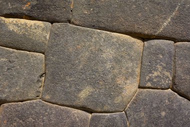 Ollantaytambo, İnka mimarisinin bir başyapıtıdır. Kale ve tapınakları inşa etmek için kullanılan devasa taşlar, 6 kilometre uzaktaki bir taş ocağından, tarihçileri ve mühendisleri şaşırtmaya devam eden Urubamba Rivera 'nın karşısına taşındı. 