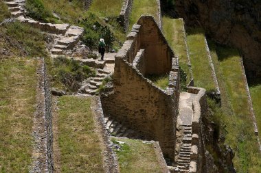 Ollantaytambo, İnka mimarisinin bir başyapıtıdır. Kale ve tapınakları inşa etmek için kullanılan devasa taşlar, 6 kilometre uzaktaki bir taş ocağından, tarihçileri ve mühendisleri şaşırtmaya devam eden Urubamba Rivera 'nın karşısına taşındı. 