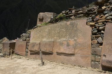 Ollantaytambo, İnka mimarisinin bir başyapıtıdır. Kale ve tapınakları inşa etmek için kullanılan devasa taşlar, 6 kilometre uzaktaki bir taş ocağından, tarihçileri ve mühendisleri şaşırtmaya devam eden Urubamba Rivera 'nın karşısına taşındı. 