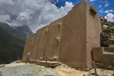 Ollantaytambo, İnka mimarisinin bir başyapıtıdır. Kale ve tapınakları inşa etmek için kullanılan devasa taşlar, 6 kilometre uzaktaki bir taş ocağından, tarihçileri ve mühendisleri şaşırtmaya devam eden Urubamba Rivera 'nın karşısına taşındı. 
