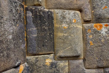 Ollantaytambo, İnka mimarisinin bir başyapıtıdır. Kale ve tapınakları inşa etmek için kullanılan devasa taşlar, 6 kilometre uzaktaki bir taş ocağından, tarihçileri ve mühendisleri şaşırtmaya devam eden Urubamba Rivera 'nın karşısına taşındı. 