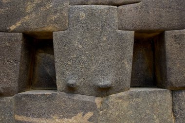 Ollantaytambo, İnka mimarisinin bir başyapıtıdır. Kale ve tapınakları inşa etmek için kullanılan devasa taşlar, 6 kilometre uzaktaki bir taş ocağından, tarihçileri ve mühendisleri şaşırtmaya devam eden Urubamba Rivera 'nın karşısına taşındı. 