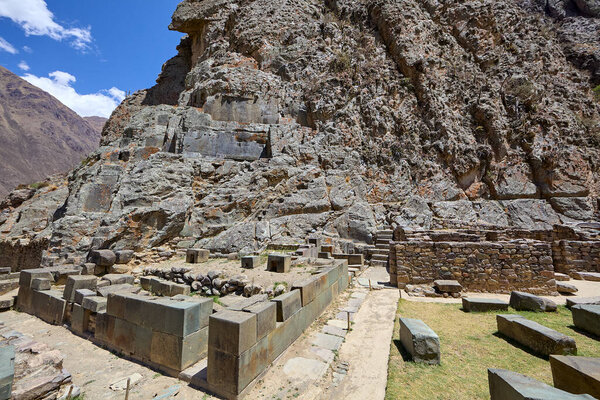 ollantaytambo является шедевром архитектуры инков. Огромные камни, использованные для строительства крепости и храмов, были перевезены из карьера в 6 километрах, через Урубамба Ривера подвиг, который продолжает сбивать с толку историков и инженеров 