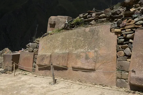Ollantaytambo, İnka mimarisinin bir başyapıtıdır. Kale ve tapınakları inşa etmek için kullanılan devasa taşlar, 6 kilometre uzaktaki bir taş ocağından, tarihçileri ve mühendisleri şaşırtmaya devam eden Urubamba Rivera 'nın karşısına taşındı. 