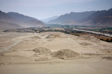 Amerika 'daki medeniyetin beşiğini araştırıyoruz. Dünyanın en eski şehirlerinden biri olan Caral 5000 yıldan daha eskiye dayanıyor. Piramitleri ve karmaşık yapıları bize atalarımızın yaratıcılığını ve dayanıklılığını hatırlatıyor..