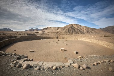 Amerika 'daki medeniyetin beşiğini araştırıyoruz. Dünyanın en eski şehirlerinden biri olan Caral 5000 yıldan daha eskiye dayanıyor. Piramitleri ve karmaşık yapıları bize atalarımızın yaratıcılığını ve dayanıklılığını hatırlatıyor..
