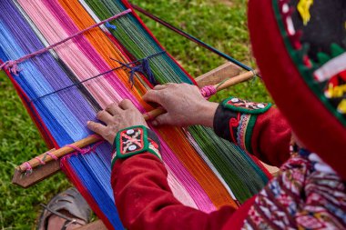 Bir dokumacının elleri, nesiller boyu yetenek, sabır ve yaratıcılık barındırır. Basit iplikleri sanat eserlerine dönüştürür. Her dokuma bir yolculuktur, her düğüm bir anıdır. Chinchero Cusco Peru.