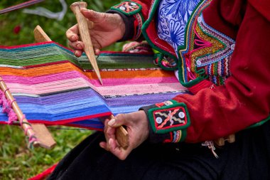 Bir dokumacının elleri, nesiller boyu yetenek, sabır ve yaratıcılık barındırır. Basit iplikleri sanat eserlerine dönüştürür. Her dokuma bir yolculuktur, her düğüm bir anıdır. Chinchero Cusco Peru.