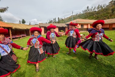 Güzelce dokunmuş giysilerini giyip Chinchero halkı kültür, miras ve cemaatin neşeli bir kutlaması için bir araya geldiler..