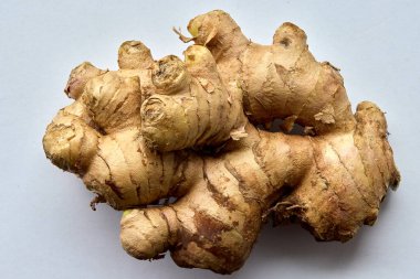 Biraz zencefil çok işe yarar! Antioksidan ve iltihap önleyici maddelerle dolu bu baharatlı kök doğal bir ilaç ve tat güçlendirici..