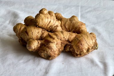 Biraz zencefil çok işe yarar! Antioksidan ve iltihap önleyici maddelerle dolu bu baharatlı kök doğal bir ilaç ve tat güçlendirici..