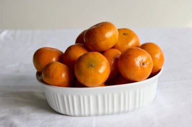 Sulu, tatlı ve güneş ışığıyla dolup taşıyor! Bu mandalinalar gününüzü aydınlatmak için mükemmel atıştırmalıklar. Canlandırıcı bir ikram için kabuklarını soymak ya da en sevdiğiniz salataya eklemek sizi asla hayal kırıklığına uğratmaz..