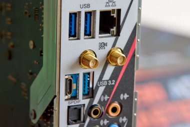 Çipli, kapasitörlü ve dirençli ana kart bileşenleri.