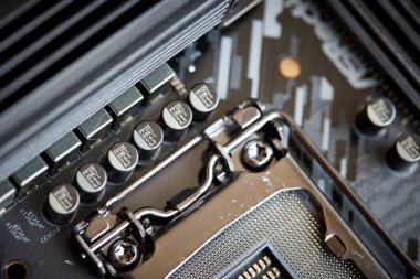 Çipli, kapasitörlü ve dirençli ana kart bileşenleri.