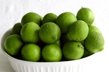 Limonlar yüksek C vitamini içerikleriyle ünlüdürler. Ortalama olarak, bir orta boy limon (yaklaşık 58 gram) yaklaşık 30-40 miligram C vitamini içerir..