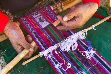 Bir dokumacının elleri, nesiller boyu yetenek, sabır ve yaratıcılık barındırır. Basit iplikleri sanat eserlerine dönüştürür. Her dokuma bir yolculuktur, her düğüm bir anıdır. Taquile Adası-Puno Peru.