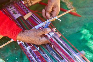 Bir dokumacının elleri, nesiller boyu yetenek, sabır ve yaratıcılık barındırır. Basit iplikleri sanat eserlerine dönüştürür. Her dokuma bir yolculuktur, her düğüm bir anıdır. Taquile Adası-Puno Peru.