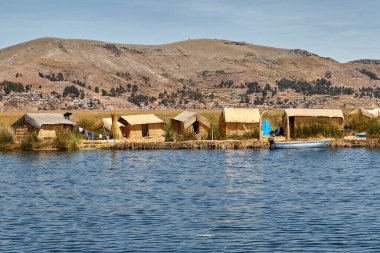 Uros Adaları, Peru ve Bolivya sınırında yer alan Titicaca Gölü üzerinde yüzen yapay adalardan oluşan bir gruptur. Adalar Uros insanlarına ev sahipliği yapıyor..