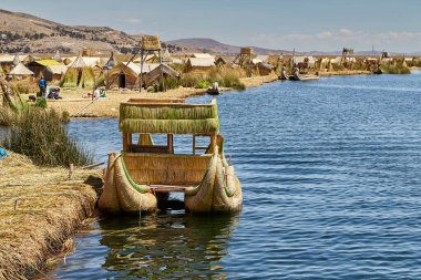 Uros Adaları, Peru ve Bolivya sınırında yer alan Titicaca Gölü üzerinde yüzen yapay adalardan oluşan bir gruptur. Adalar Uros insanlarına ev sahipliği yapıyor..