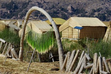 Uros Adaları, Peru ve Bolivya sınırında yer alan Titicaca Gölü üzerinde yüzen yapay adalardan oluşan bir gruptur. Adalar Uros insanlarına ev sahipliği yapıyor..