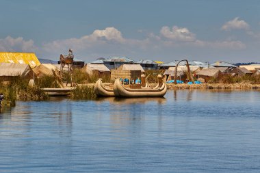 Uros Adaları, Peru ve Bolivya sınırında yer alan Titicaca Gölü üzerinde yüzen yapay adalardan oluşan bir gruptur. Adalar Uros insanlarına ev sahipliği yapıyor..