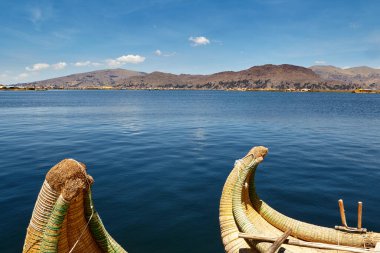 Uros Adaları, Peru ve Bolivya sınırında yer alan Titicaca Gölü üzerinde yüzen yapay adalardan oluşan bir gruptur. Adalar Uros insanlarına ev sahipliği yapıyor..