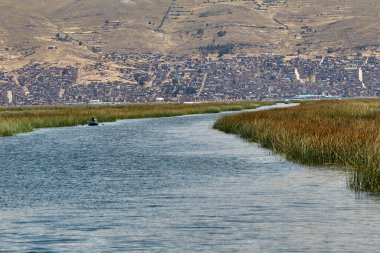Uros Adaları, Peru ve Bolivya sınırında yer alan Titicaca Gölü üzerinde yüzen yapay adalardan oluşan bir gruptur. Adalar Uros insanlarına ev sahipliği yapıyor..