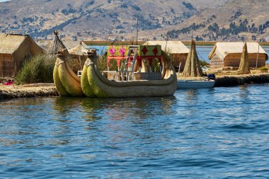 Uros Adaları, Peru ve Bolivya sınırında yer alan Titicaca Gölü üzerinde yüzen yapay adalardan oluşan bir gruptur. Adalar Uros insanlarına ev sahipliği yapıyor..
