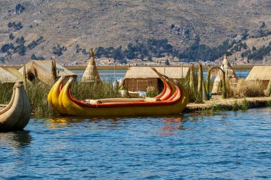 Uros Adaları, Peru ve Bolivya sınırında yer alan Titicaca Gölü üzerinde yüzen yapay adalardan oluşan bir gruptur. Adalar Uros insanlarına ev sahipliği yapıyor..