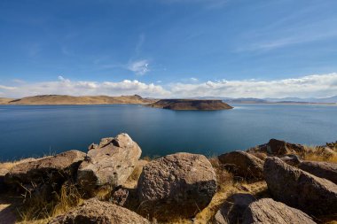 Geçmişten gelen yankılar. Sillustani 'nin antik chullpas' ları And Dağları 'nın çarpıcı zeminine gururla karşı koyuyor. Bu görkemli taş kuleler, bir zamanlar mezarlar, hikayeler barındırır..