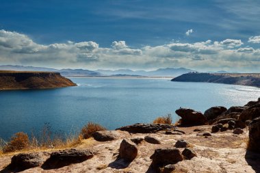 Geçmişten gelen yankılar. Sillustani 'nin antik chullpas' ları And Dağları 'nın çarpıcı zeminine gururla karşı koyuyor. Bu görkemli taş kuleler, bir zamanlar mezarlar, hikayeler barındırır..