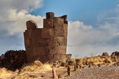 Geçmişten gelen yankılar. Sillustani 'nin antik chullpas' ları And Dağları 'nın çarpıcı zeminine gururla karşı koyuyor. Bu görkemli taş kuleler, bir zamanlar mezarlar, hikayeler barındırır..